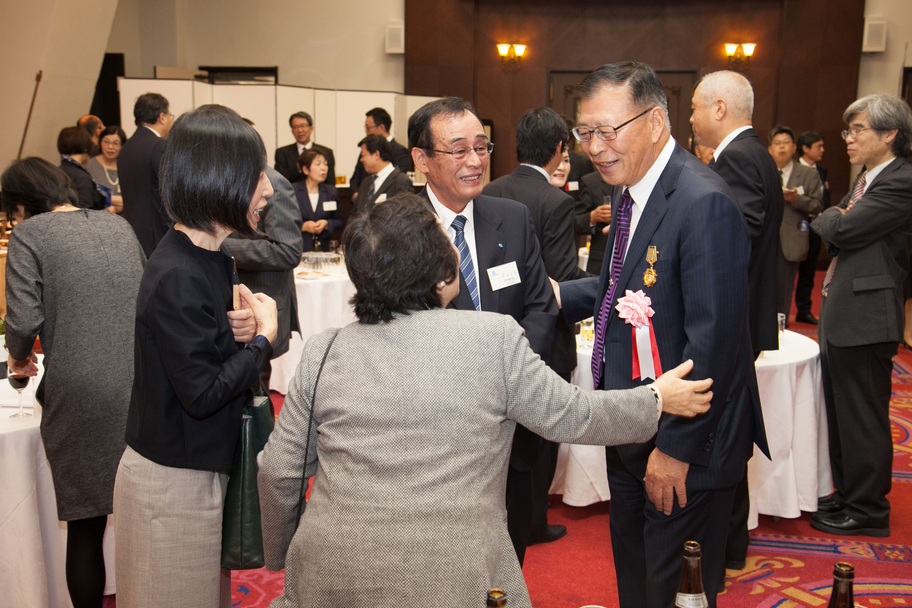 会場ではさまざまな交歓模様が②