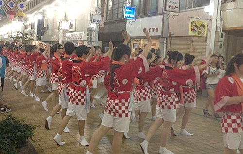 日本のお祭りを楽しむ実習生