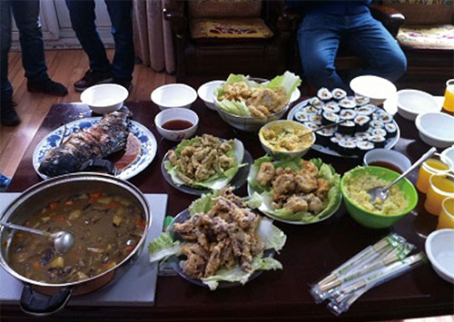 学生と作った天麩羅、カレー、巻きずし、ポテトサラダ、鯉の蒸し煮