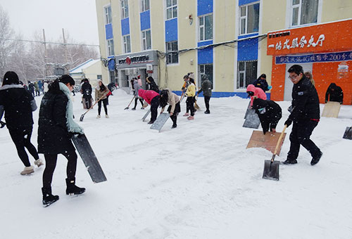 けっこう真面目に働く、雪かきをする学生