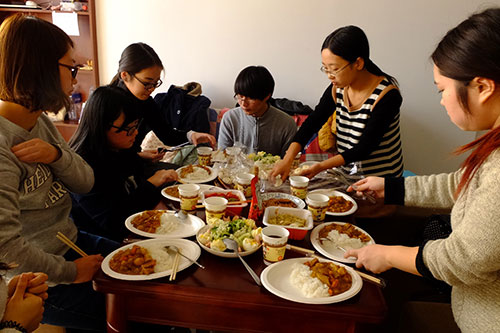 学生と一緒にカレーパーティ