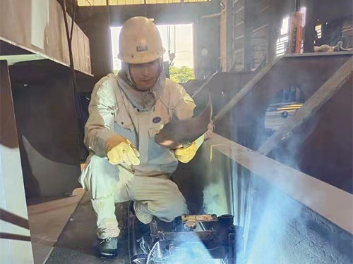 溶接の腕をみがく白金濤さん