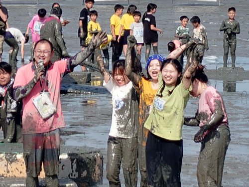 始まるとたちまち泥だらけ