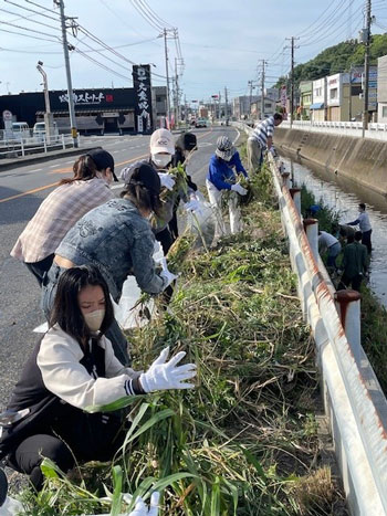 地元の河川や港周辺で清掃活動を行いました